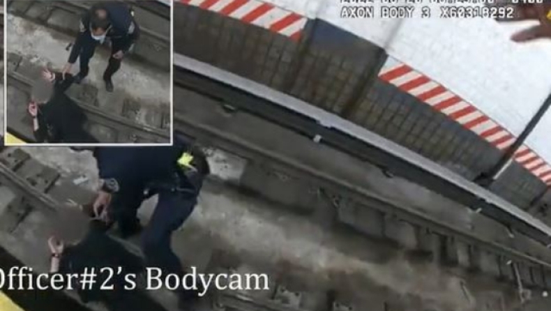 Αστυνομικοί σώζουν γυναίκα που έπεσε στις γραμμές του μετρό της Νέας Υόρκης (vid)