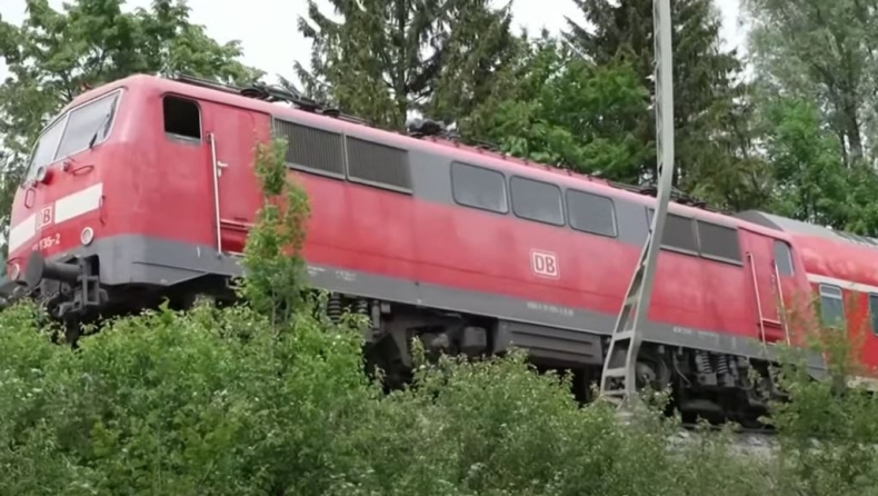 Τέσσερις νεκροί και πάνω από 60 τραυματίες σε εκτροχιασμό τρένου στη Γερμανία (vid)