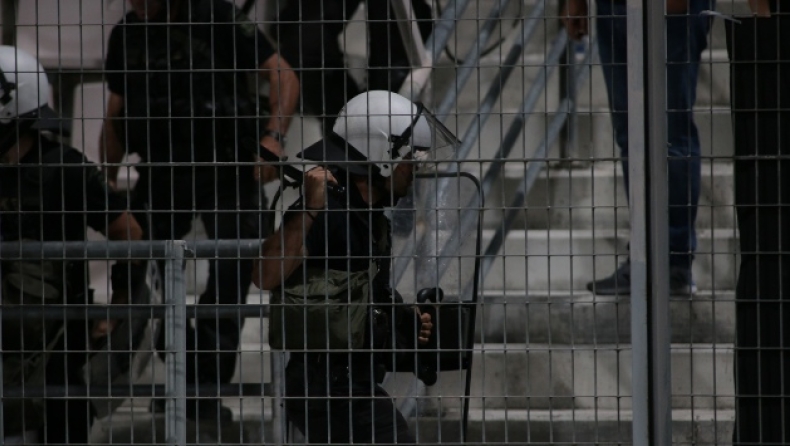 Ελλάδα - Κόσοβο: Νέα πλάνα με τη ρίψη φωτοβολίδων στην κερκίδα των Κοσοβάρων (vid)