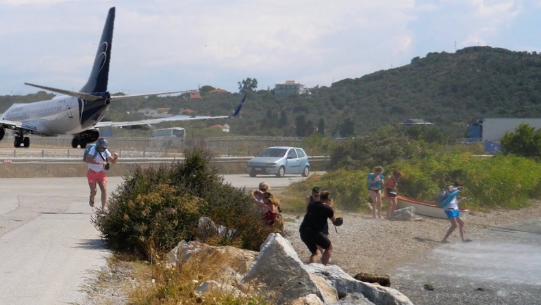Τουρμπίνα αεροπλάνου στην Σκιάθο εκσφενδόνισε πεζό στην θάλασσα (vid)