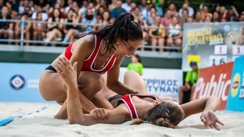 Μπιτς βόλεϊ: Κρητικό γλέντι στο Σύνταγμα με Αντωνακάκη / Περδικάκη