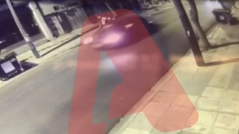 Γυναικοκτονία στο Κουκάκι: Βίντεο-ντοκουμέντο από τη στιγμή που ο 53χρονος φεύγει με το όχημά του από το σπίτι της δολοφονίας (vid)