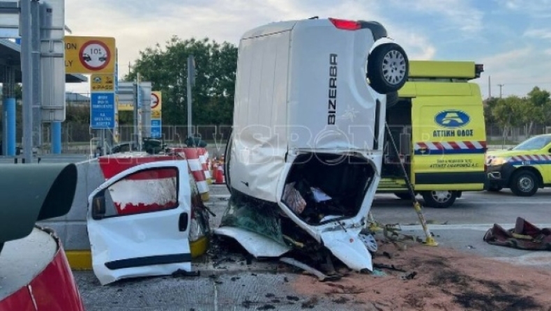 Θανατηφόρο τροχαίο στην Αττική Οδό: Αυτοκίνητο «καρφώθηκε» στα διόδια (vid)