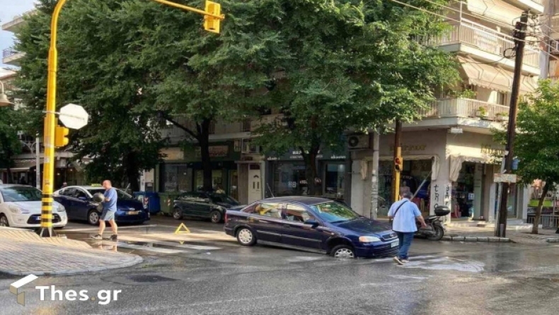 Αυτοκίνητο στη Θεσσαλονίκη έπεσε σε φρεάτιο που άνοιξε λόγω της καταιγίδας