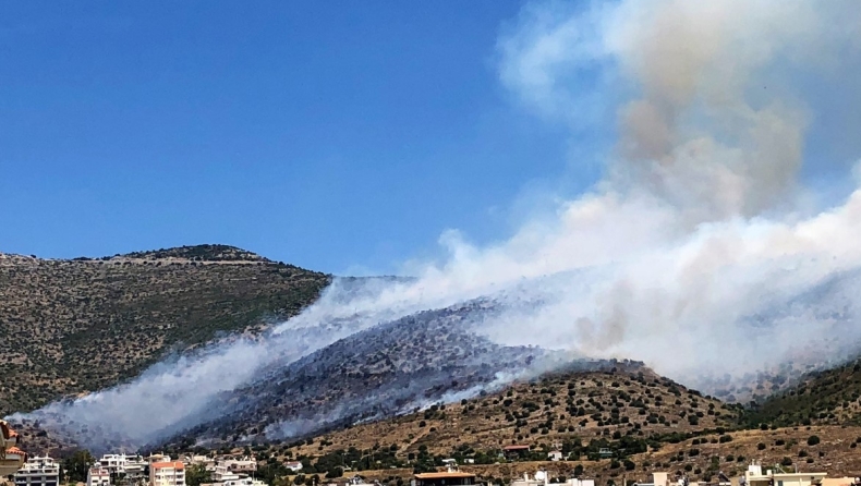 Συναγερμός για μεγάλη φωτιά στο βουνό της Άνω Γλυφάδας: Ενισχύθηκαν οι δυνάμεις (vid)