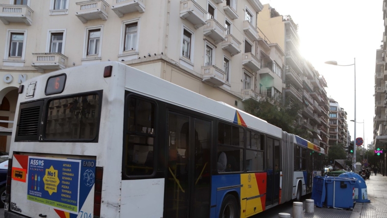 Ανήλικοι τα έκαναν γυαλιά-καρφιά σε λεωφορείο με δρομολόγιο Αρτέμιδα-Νομισματοκοπείο (vid)