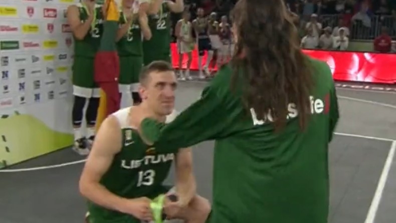 Παγκόσμιο 3x3: Πρόταση γάμου με... μετάλλιο (vid)