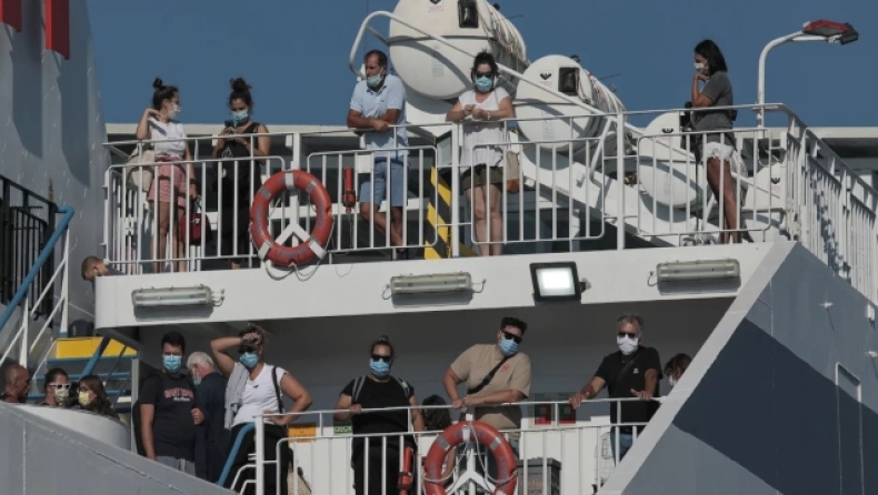 Ανακοίνωση του υπ. Υγείας: Παραμένει η χρήση μάσκας στα ταξί, στα επιβατικά πλοία και στα φαρμακεία
