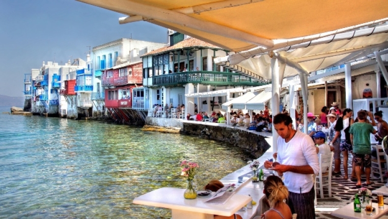 «Οι 3 λόγοι που δεν ξαναπάω στη Μύκονο»: Αμερικανή travel blogger «σφάζει» το ελληνικό νησί