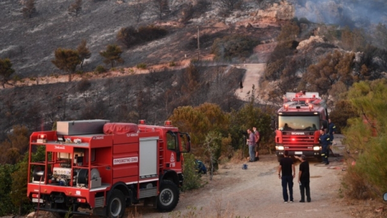 Σε ύφεση η φωτιά στη Βούλα: Ισχυρές δυνάμεις της Πυροσβεστικής και εναέρια μέσα στο σημείο