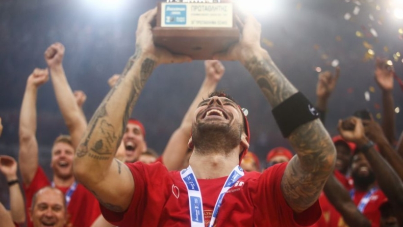 Ολυμπιακός: Η απονομή του τίτλου στους πρωταθλητές (vid)