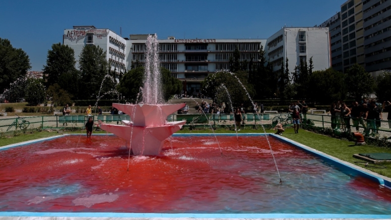 Διαδηλωτές-φοιτητές έβαψαν κόκκινο το συντριβάνι στην πλατεία Χημείου (vid)