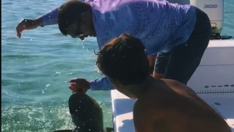 Ψαράς στη Φλόριντα πήγε να πιάσει καρχαρία και έχασε το δάχτυλό του (vid)