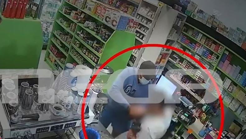 Βίντεο που σοκάρει: Μάχη σώμα με σώμα αδίστακτου ληστή με υπάλληλο σε μίνι μάρκετ