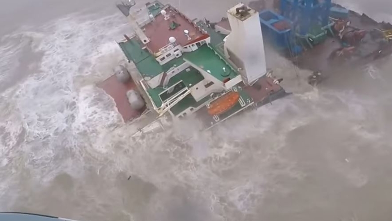 Πλοίο κόπηκε στα δύο και βυθίστηκε ανοιχτά του Χονγκ Κονγκ: Δραματικές οι προσπάθειες διάσωσης (vid)
