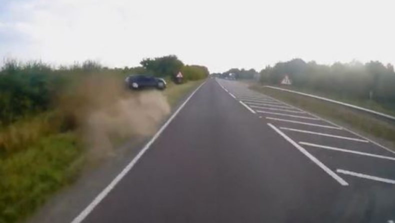 Τροχαίο που κόβει την ανάσα σε αγγλικό αυτοκινητόδρομο: Το Corsa χάνει τον έλεγχο και φέρνει τούμπες σε χαντάκι (vid)