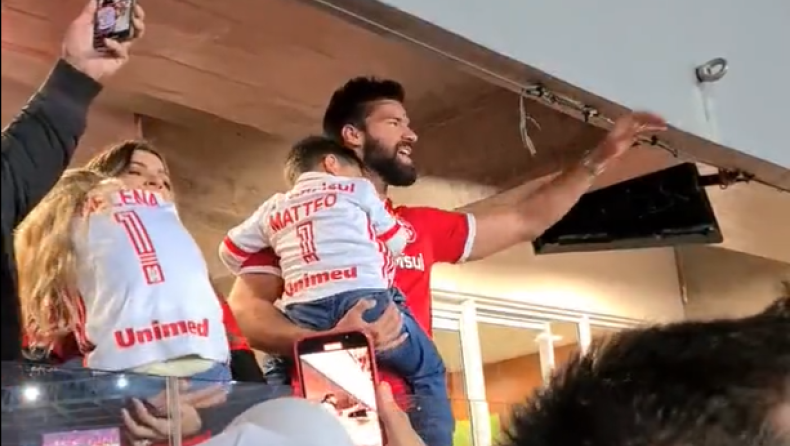 Ιντερνασιονάλ - Κόλο Κόλο: Ο Άλισον τραγουδάει στις έξεδρες με τον γιό του να κοιμάται πάνω του (vid)