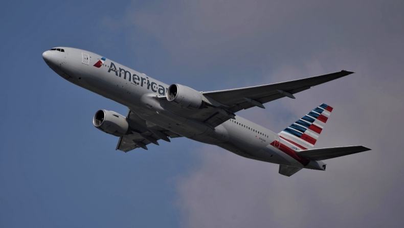 Επιβάτης της American Airlines από την Ουάσινγκτον πήδηξε στο καρότσι ποτών των αεροσυνοδών προσπαθώντας να γδυθεί