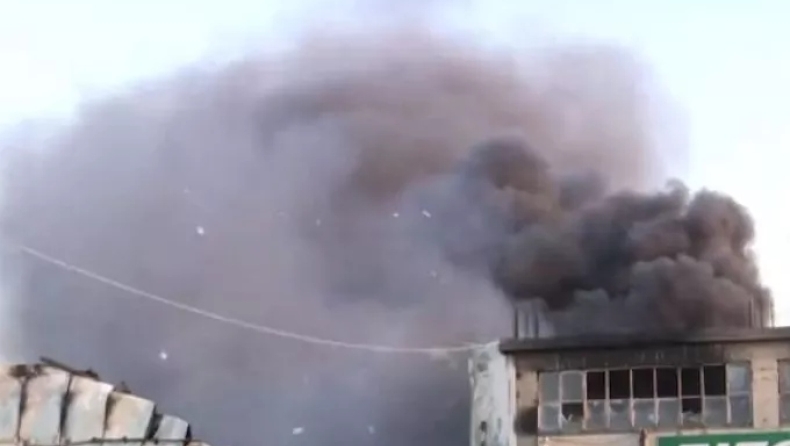 Φωτιά στον Ασπρόπυργο: Επεκτάθηκε και σε εργοστάσιο λιπαντικών 