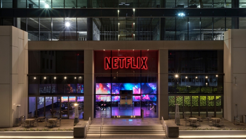 Σε συνεργασία με την Microsoft το νέο φθηνότερο πακέτο συνδρομής με διαφημίσεις για το Netflix