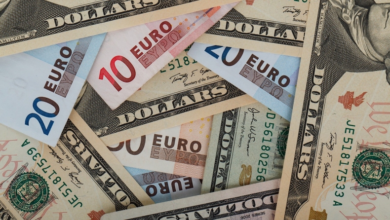 Ιστορική πτώση του ευρώ έναντι του δολαρίου