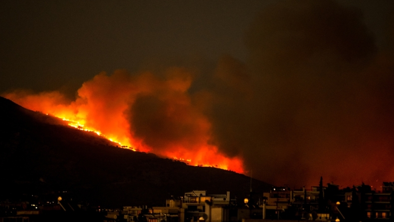 Ο ισχυρός άνεμος αναζωπυρώνει τις εστίες φωτιάς στην Πεντέλη (vids)