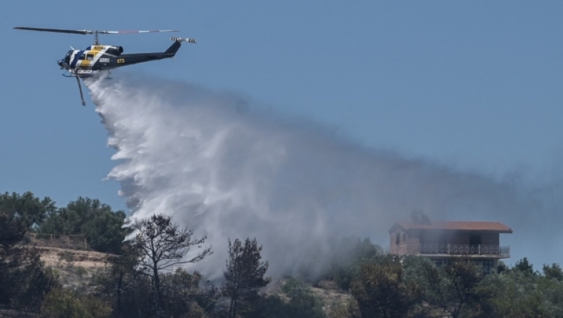 Μάχες σε τρία πύρινα μέτωπα: Σε εξέλιξη φωτιές σε Σχηματάρι, Φωκίδα και Κάλαμο (vid)