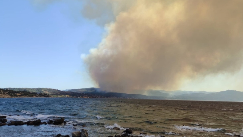 Μεγάλη φωτιά στην Λέσβο: Προληπτική εκκένωση των Βατερών (vid)