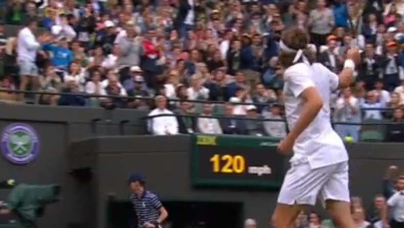 Wimbledon: Ο Τσιτσιπάς πέταξε το μπαλάκι στην εξέδρα και ο Κύργιος ζήτησε παρατήρηση (vid)
