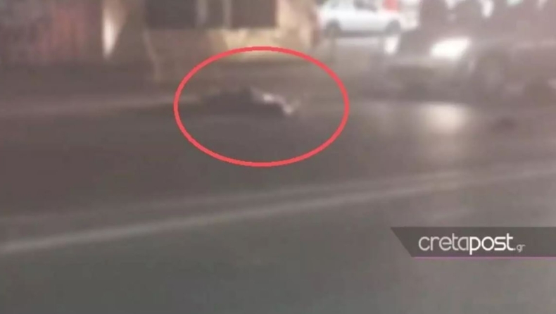 Μεθυσμένος νεαρός ξάπλωσε στη μέση του δρόμου στο Ηράκλειο και δεν άφηνε τους οδηγούς να περάσουν (vid)