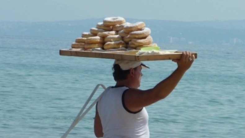 Εξαρθρώθηκε η «μαφία του λουκουμά»: Τους ανάγκαζαν να εργάζονται σε 19 παραλίες της Χαλκιδικής
