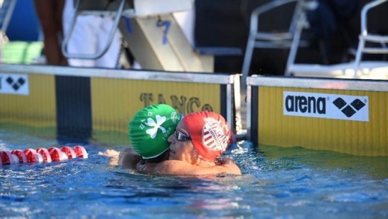 Κολύμβηση: Η αγκαλιά δύο βετεράνων αθλητριών των «αιωνίων» στο πανελλήνιο πρωτάθλημα Masters 