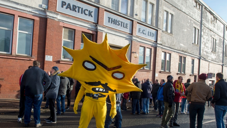 Πάρτικ Θιστλ: Η «φανέλα του τρόμου» που εμπνεύστηκε από τη μασκότ της κι έγινε viral