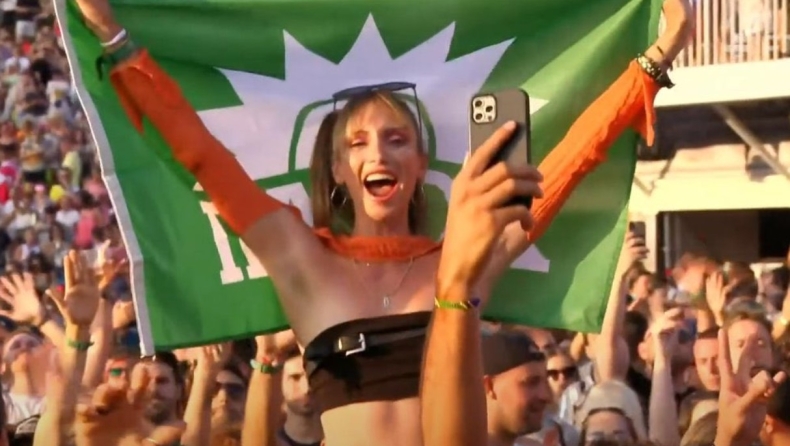 Τύπισσα «έσκασε» στο Tomorrowland με σημαία του ΠΑΣΟΚ (vid)