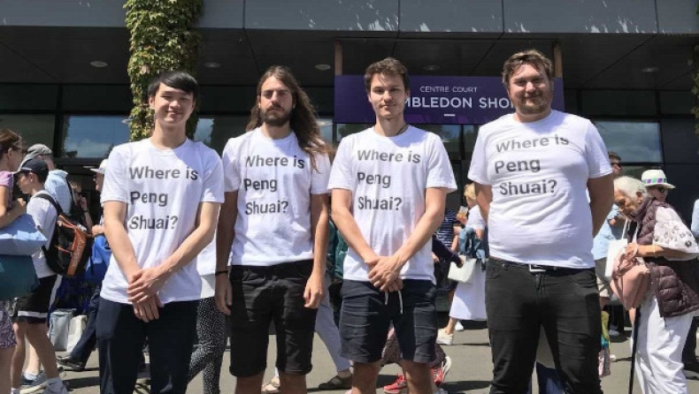 Wimbledon: Πέταξαν έξω θεατές επειδή φορούσαν μπλουζάκια για την Σουάι Πενγκ