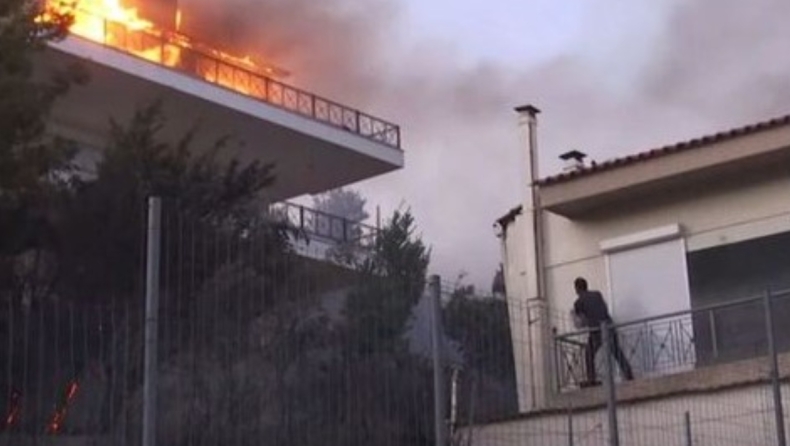Η απελπισία σε ένα video: Κάτοικος προσπαθεί να σβήσει φωτιά με μία λεκάνη (vid)