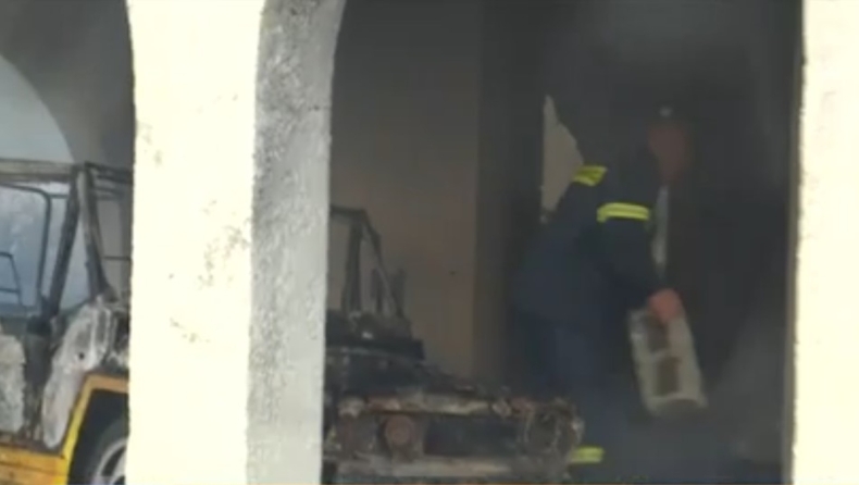 Φωτιά στην Πεντέλη: Με τσιμεντόλιθο έσπασαν εξώπορτα στο Ντράφι με το αυτοκίνητο να φλέγεται στην πυλωτή (vids)