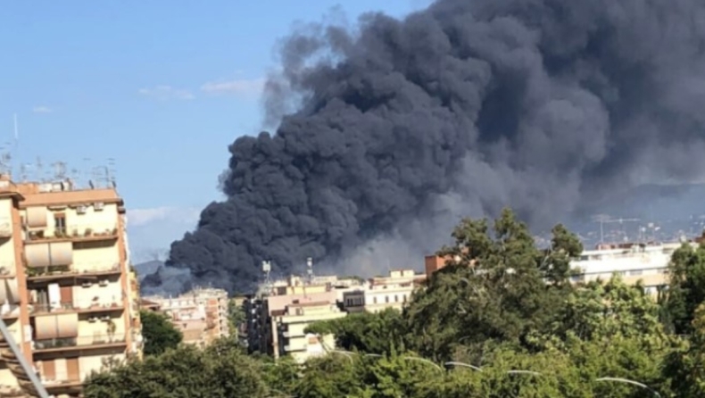 Μεγάλη πυρκαγιά σε πάρκο της Ρώμης: Σειρά εκρήξεων σε στοιβαγμένα αυτοκίνητα