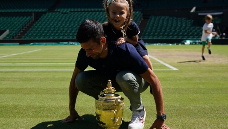 Τζόκοβιτς: Όλη η οικογένεια με το τρόπαιο του Wimbledon