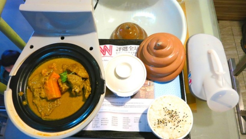 Στο Toilet Restaurant της Ταϊβάν οι πελάτες τρώνε μέσα από λεκάνες