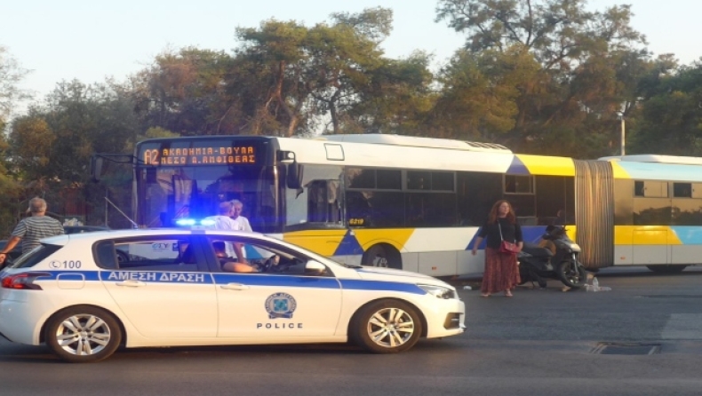 Σοβαρό τροχαίο στην παραλιακή: Σύγκρουση λεωφορείου με μηχανή (vid)