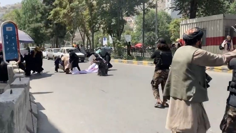 Οι Ταλιμπάν διέλυσαν με προειδοποιητικά πυρά διαδήλωση γυναικών στην Καμπούλ (vid)