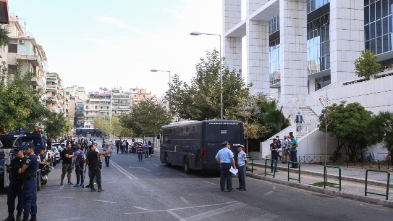 Άνδρας σε αμόκ εισέβαλε με το αυτοκίνητό του στο Εφετείο Αθηνών: Υποστήριξε ότι έχει εκρηκτικά