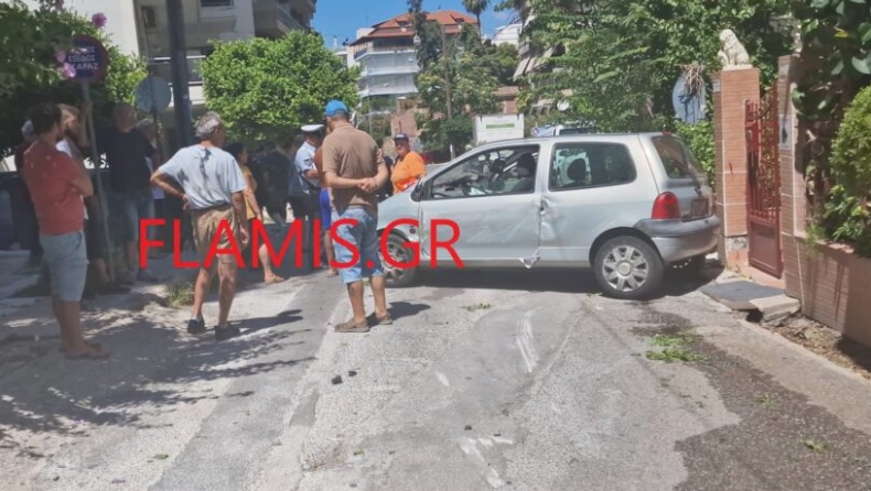 Σοκαριστικό ατύχημα στην Πάτρα: Αυτοκίνητο ξήλωσε ολόκληρη μάντρα σπιτιού και μετά αναποδογύρισε