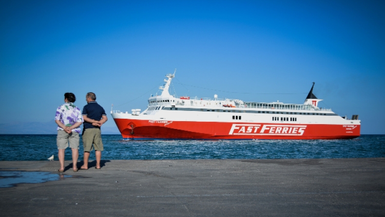 Μηχανική βλάβη παρουσίασε το Fast Ferries Andros: Το πλοίο με 446 επιβάτες επιστρέφει στο λιμάνι της Ραφήνας