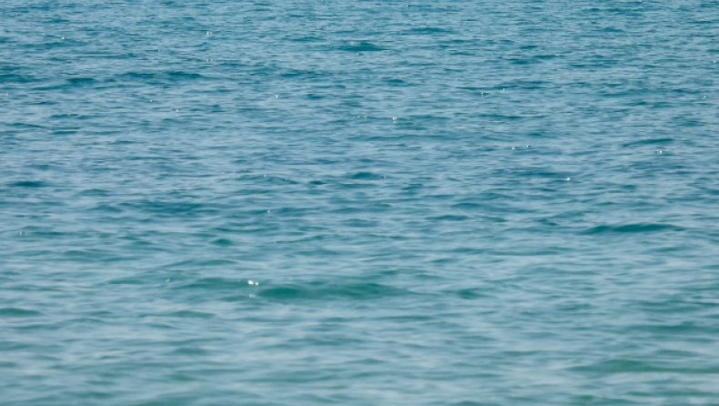 «Πάγωσαν» με πτώμα στη θάλασσα οι επιβάτες του Blue Star: Δείτε το βίντεο του Gazzetta