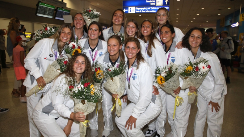 Θερμή υποδοχή για τις «ασημένιες» Νεάνιδες (vids)