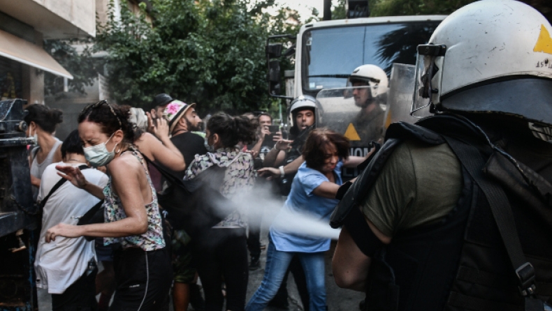 Ένταση στα Εξάρχεια: Άνδρες των ΜΑΤ έριξαν χημικά στο πρόσωπο μιας γυναίκας (vid)