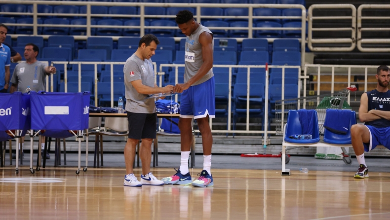 EuroBasket 2022: Ο Ιτούδης μοιράζεται τα... μυστικά του με τον Γιάννη Αντετοκούνμπο (pics)