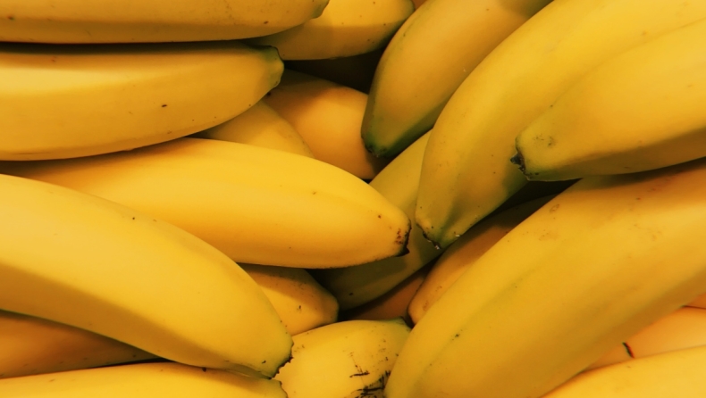 Κι όμως, ξεφλουδίζουμε με λάθος τρόπο την μπανάνα: Αυστραλή αρτοποιός προτείνει «κάντε το όπως οι μαϊμούδες» (vid)